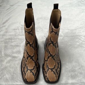 New!!! Beautiful Snake print Boots